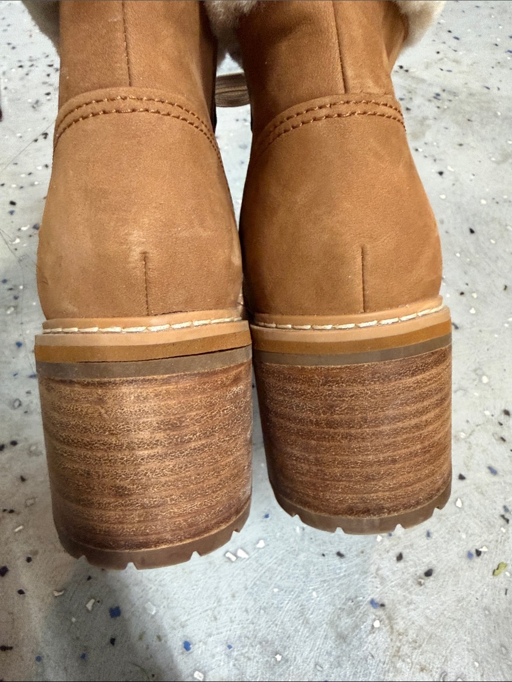 Timberland Tan Suede Lace-Up Ankle Boots with Cream Shearling Collar - Picture 4 of 6